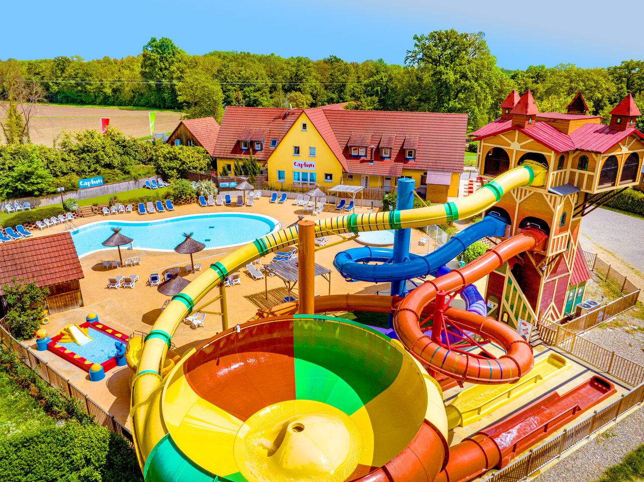 Toboggans aquatiques g�ants, piscine et jeux d'eau au camping CAPFUN Suzel � Sainte-Croix-en-Plaine (68).