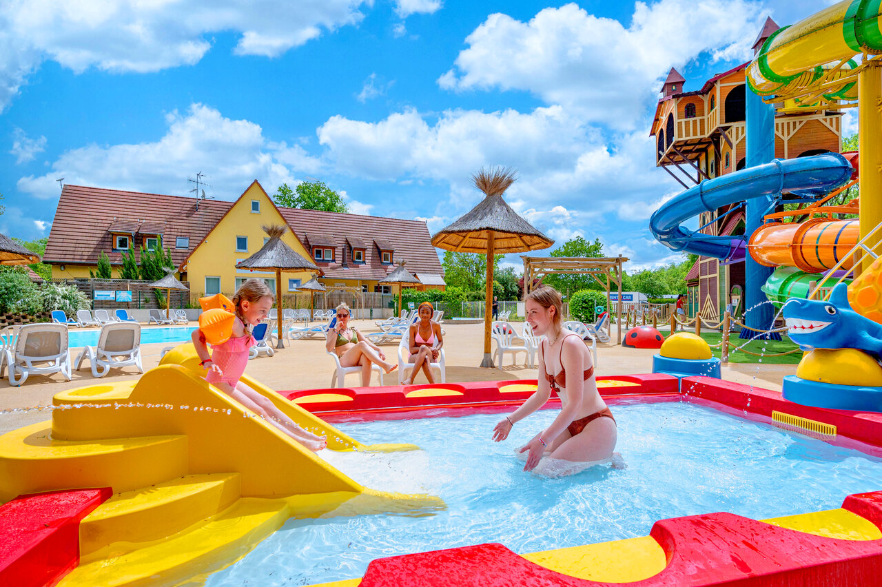 Espace aquatique avec toboggans et pataugeoire pour enfants au camping CAPFUN Suzel � Sainte-Croix-en-Plaine (68).