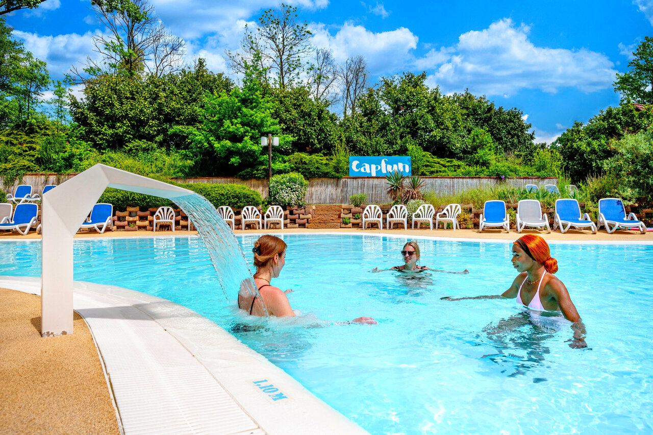 Piscine ext�rieure, cascade, baigneurs au camping CAPFUN Suzel � Sainte-Croix-en-Plaine (68).