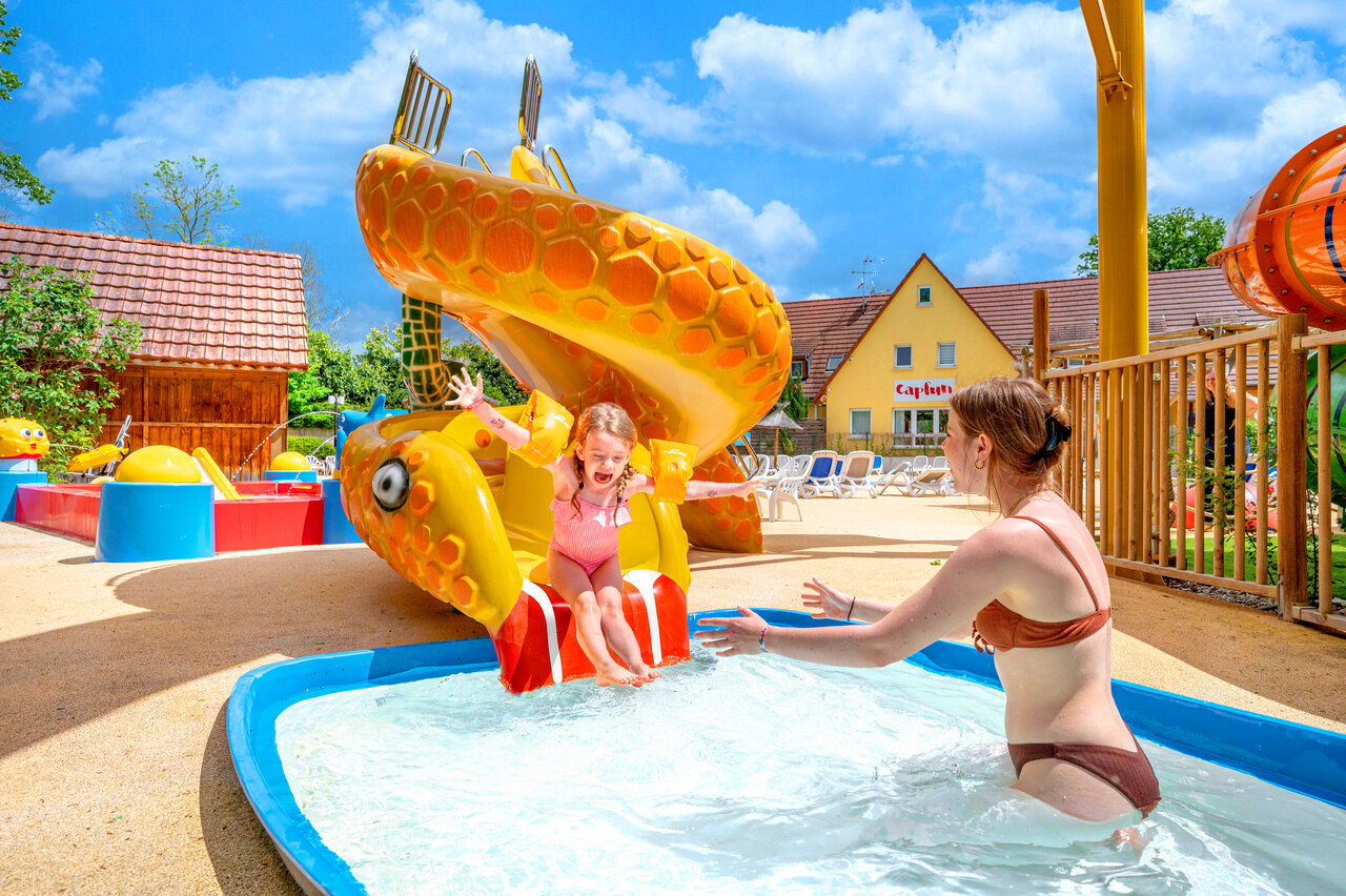 Enfant sur toboggan tortue, aire de jeux aquatique CAPFUN Suzel � Sainte-Croix-en-Plaine (68).