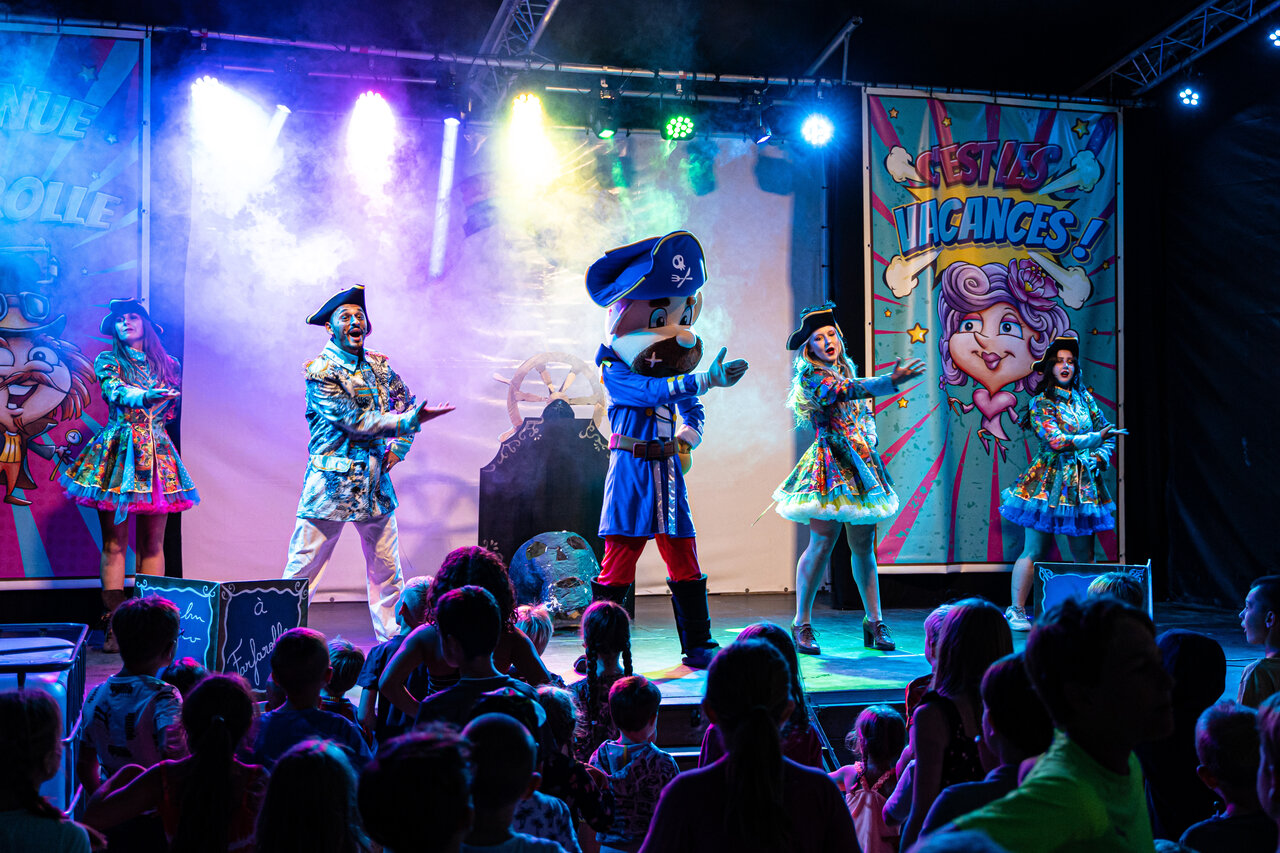 Spectacle d'animation pirate avec mascotte au camping CAPFUN Suzel � Sainte-Croix-en-Plaine (68).
