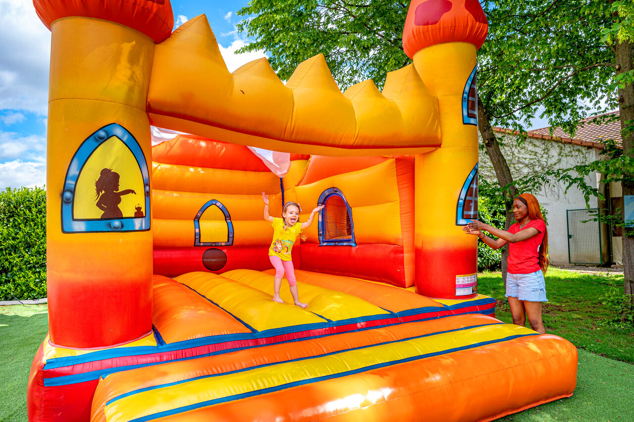 Ch�teau gonflable color� avec enfant et animateur au camping CAPFUN Suzel � Sainte-Croix-en-Plaine (68).
