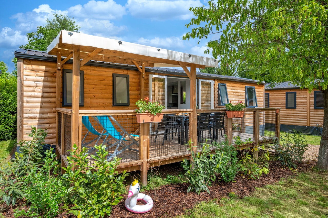 Mobil-home en bois, terrasse, transats au camping CAPFUN Suzel � Sainte-Croix-en-Plaine (68).