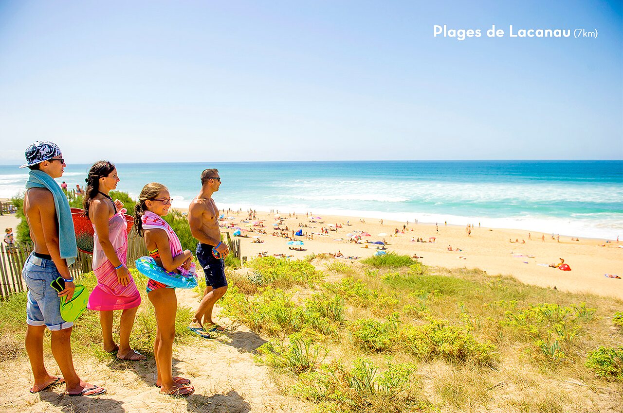 Famille admirant les vastes plages de Lacanau, destination touristique populaire en Gironde.