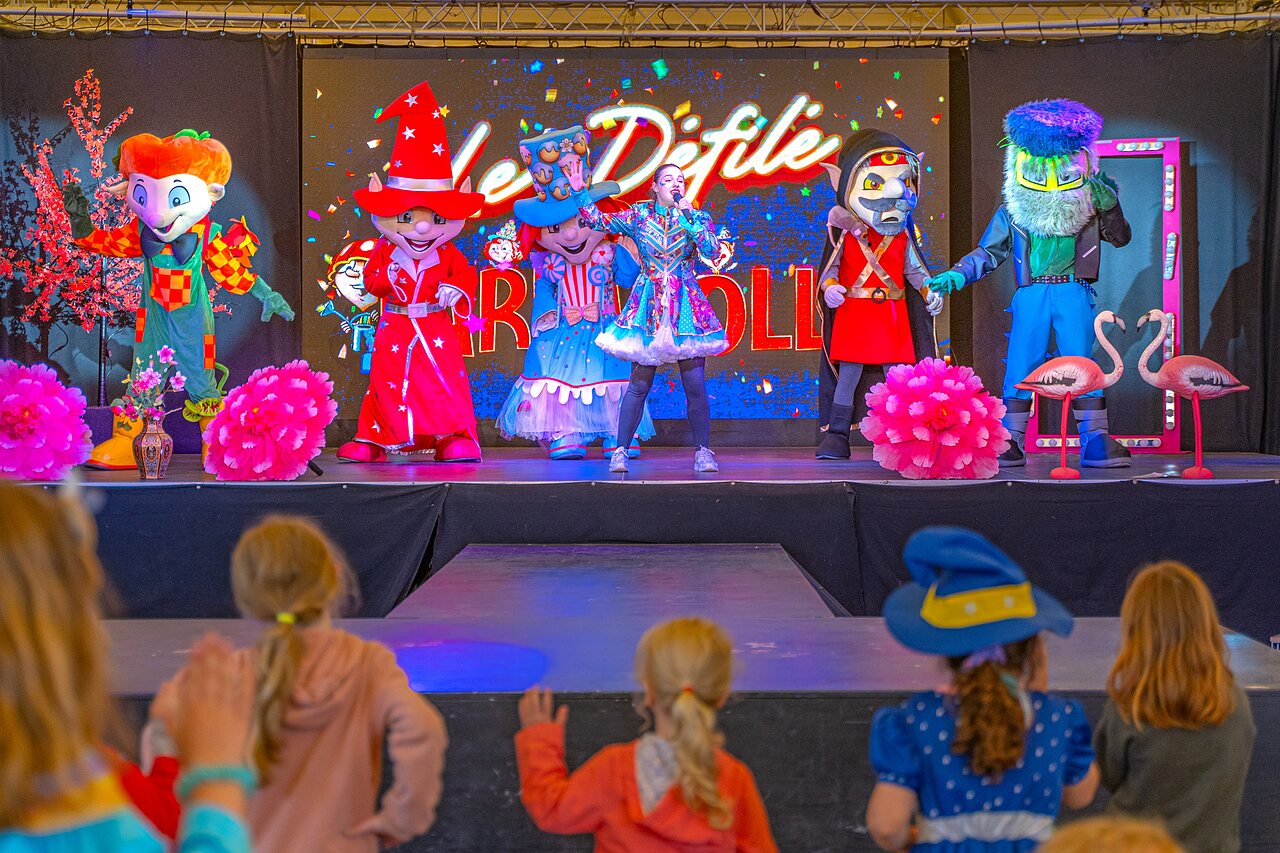 Spectacle d'animation avec mascottes et enfants au camping CAPFUN Talaris Vacances � Lacanau.