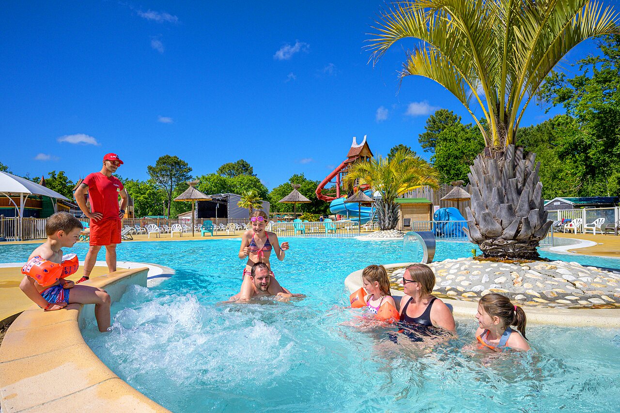Piscine ext�rieure avec toboggans, famille et ma�tre-nageur au camping CAPFUN Talaris Vacances � Lacanau (33).