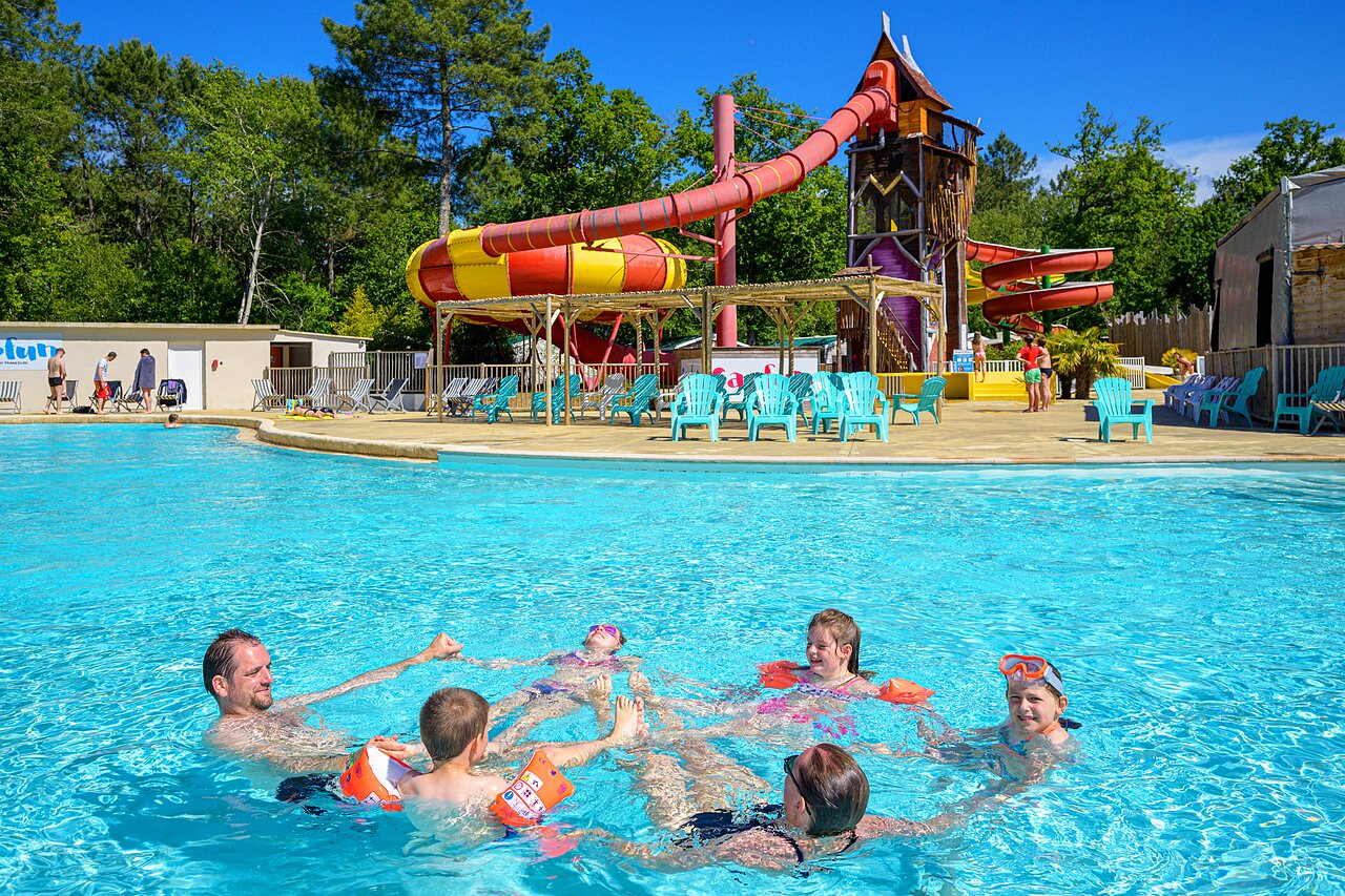 Piscine ext�rieure, toboggans et famille au camping CAPFUN Talaris Vacances � Lacanau (33).