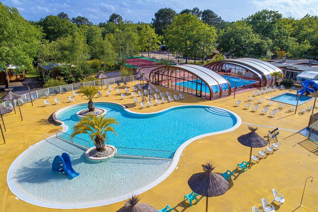 Piscines ext�rieures, couvertes, toboggans et solarium au camping CAPFUN Talaris Vacances � Lacanau (33).