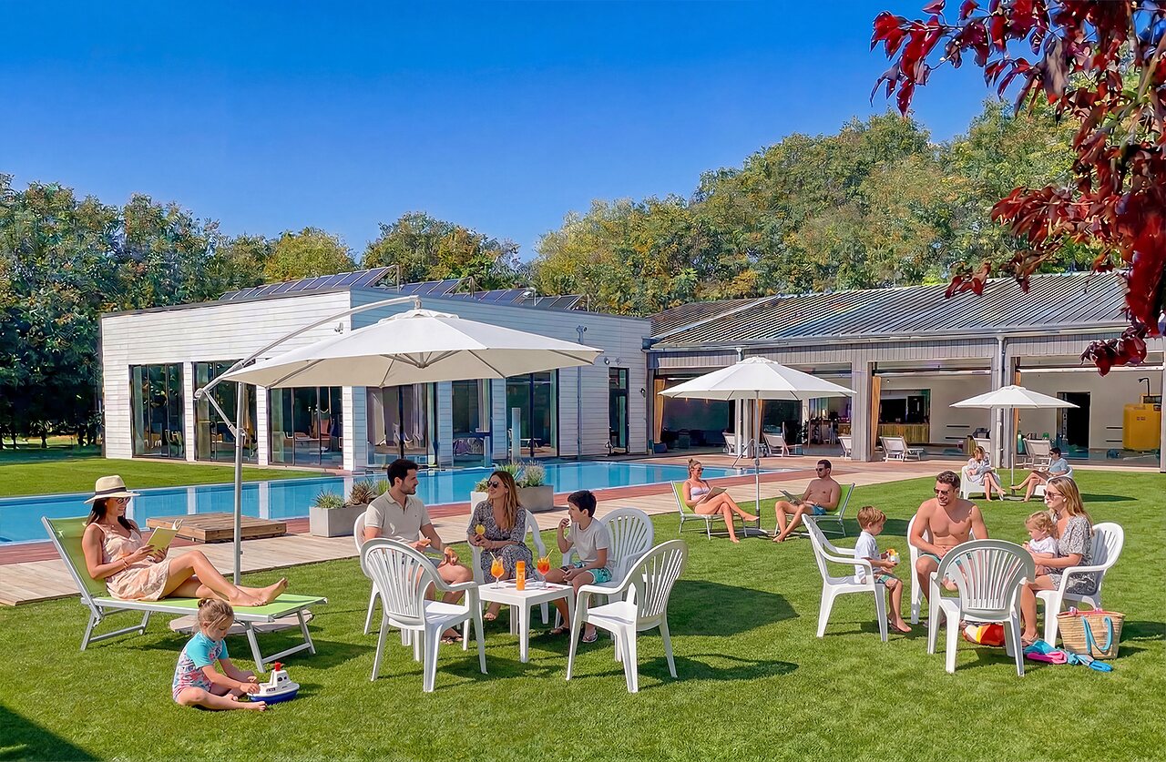 Piscine ext�rieure, transats et familles au camping CAPFUN Tecklenburg � Tecklenburg-Leeden.