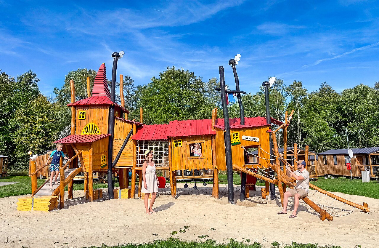 Aire de jeux en bois pour enfants au camping CAPFUN Tecklenburg � Tecklenburg-Leeden (49).