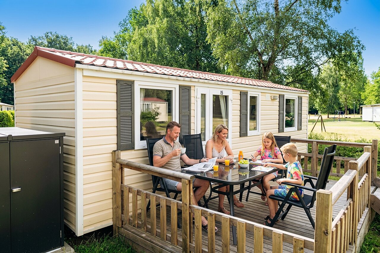 Famille sur terrasse Mobil-home au camping CAPFUN Tecklenburg � Tecklenburg-Leeden (49).