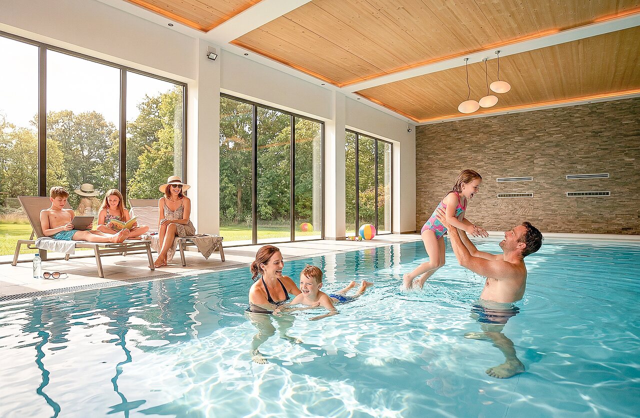 Famille s'amusant dans la piscine int�rieure moderne au camping CAPFUN Tecklenburg � Tecklenburg-Leeden (49).