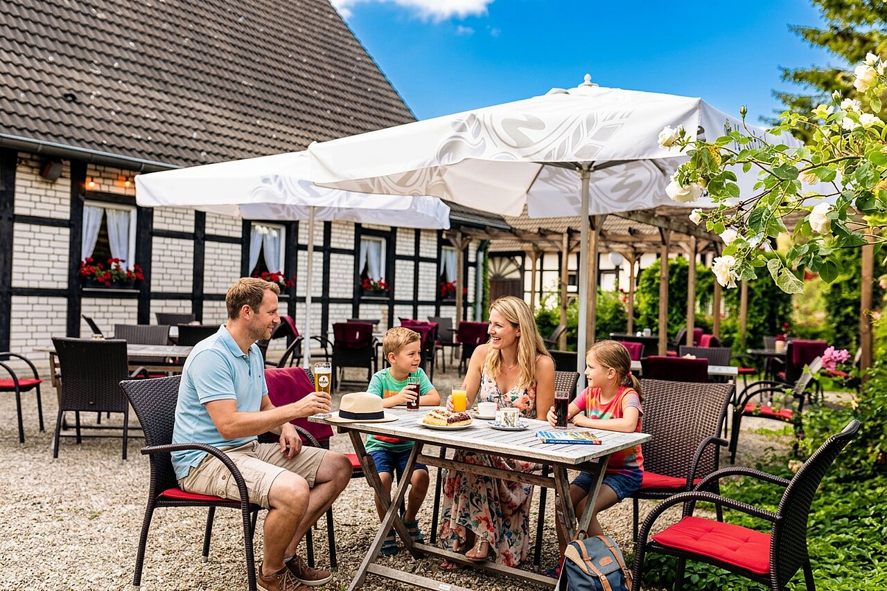 Famille d�jeunant sur la terrasse du restaurant au camping CAPFUN Tecklenburg � Tecklenburg-Leeden (49).