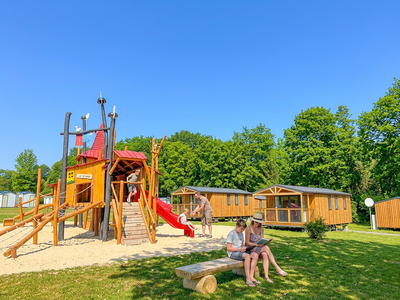 Aire de jeux bateau pirate et Mobil-homes au camping CAPFUN Tecklenburg � Tecklenburg-Leeden (49).