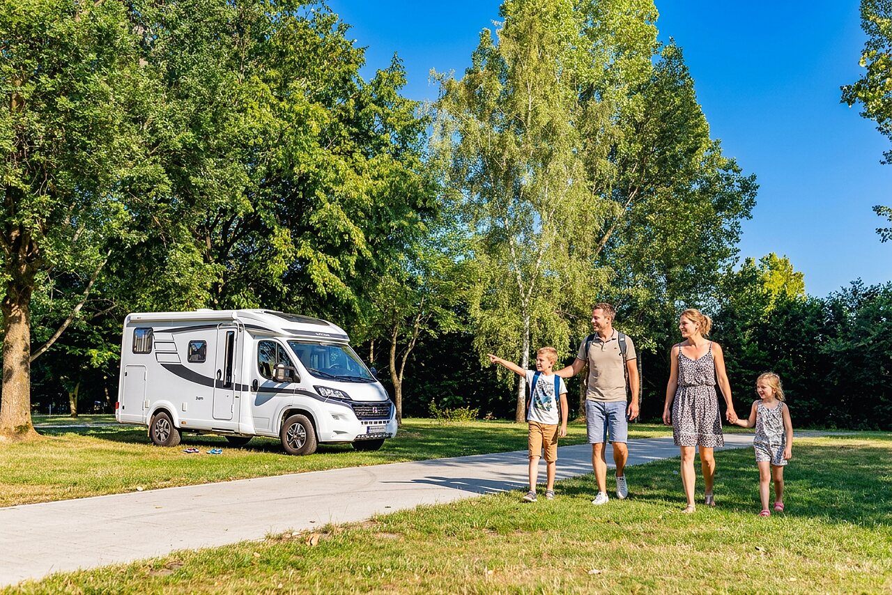 Camping-car blanc et famille en promenade au camping CAPFUN Tecklenburg � Tecklenburg-Leeden.