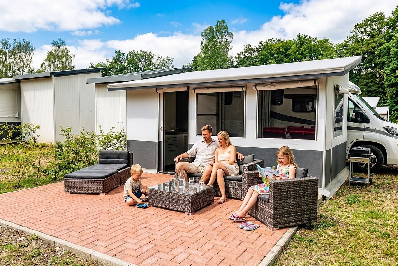 Famille sur terrasse de Mobil-home au camping CAPFUN Tecklenburg � Tecklenburg-Leeden (49).