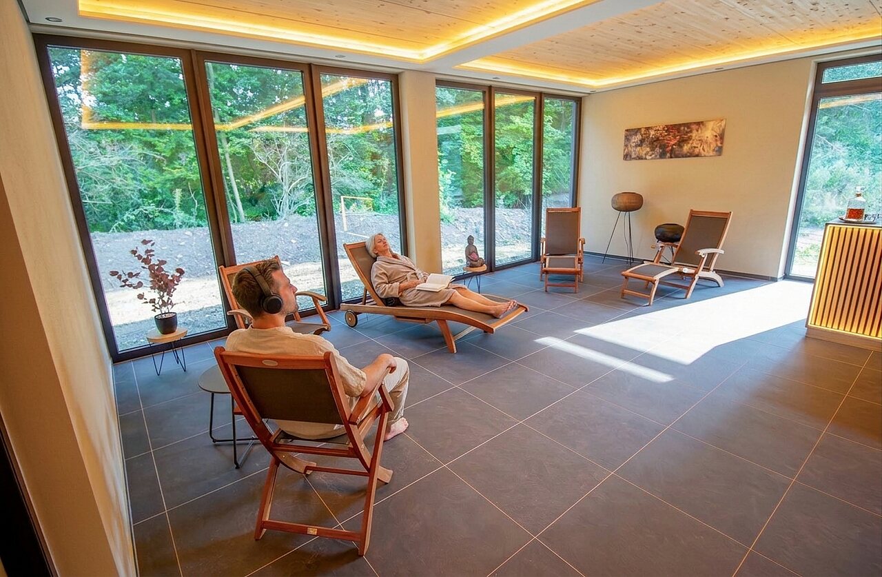 Espace d�tente lumineux, chaises longues, vue nature au camping CAPFUN Tecklenburg.