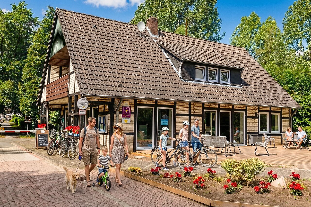 R�ception, familles � v�lo, terrasse au camping CAPFUN Tecklenburg � Tecklenburg-Leeden (49).