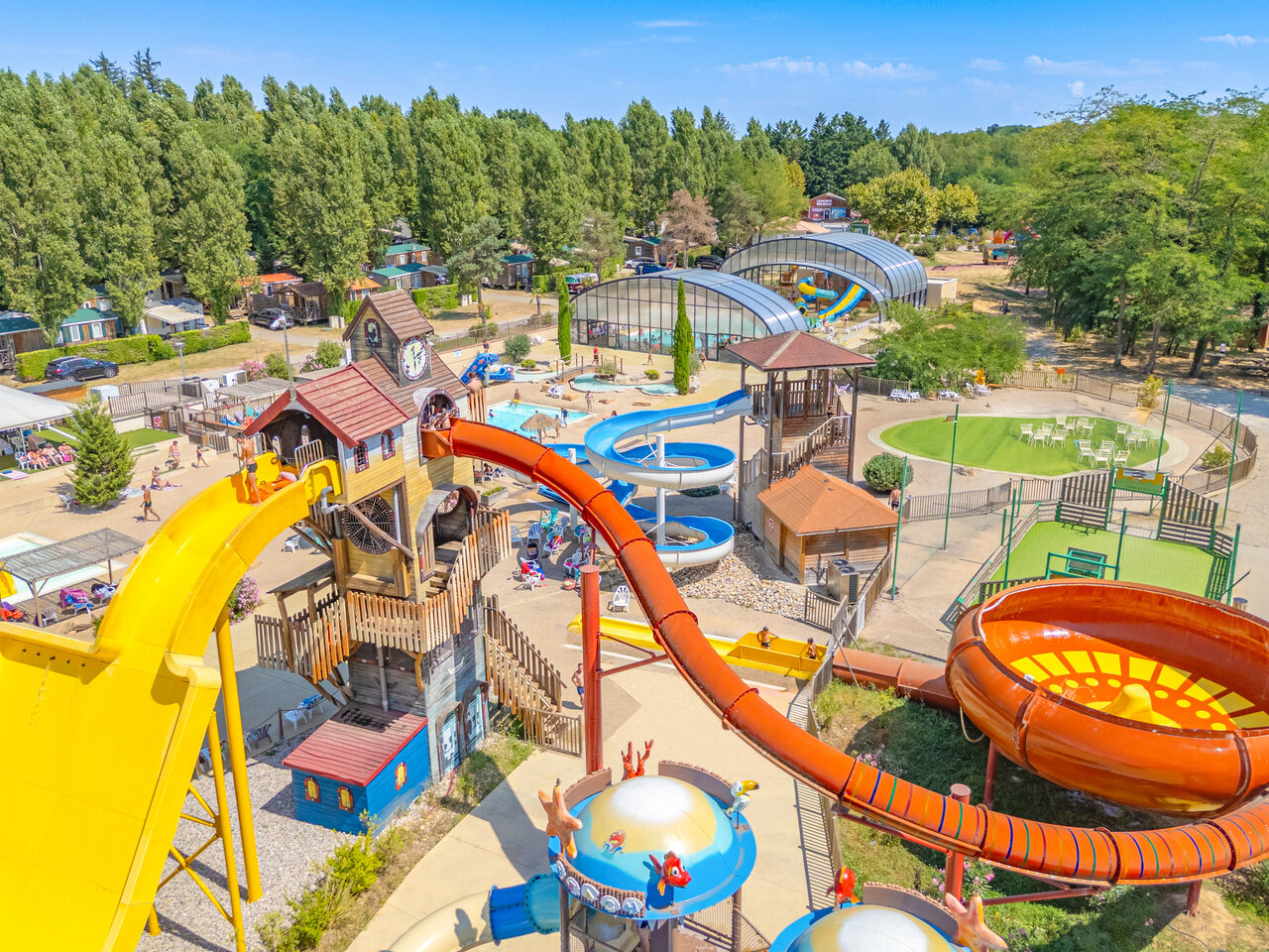 Parc aquatique, toboggans et piscines au CAPFUN Temps Libre � BOUGE CHAMBALUD (38).