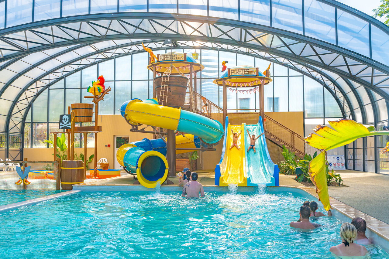 Parc aquatique couvert, toboggans et jeux d'eau au camping CAPFUN Temps Libre � BOUGE CHAMBALUD (38).