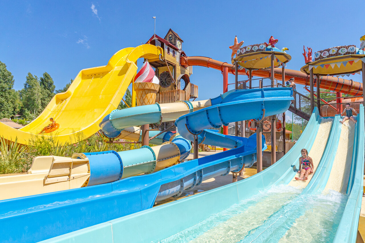 Toboggans aquatiques g�ants et jeux d'eau au camping CAPFUN Temps Libre � BOUGE CHAMBALUD (38).