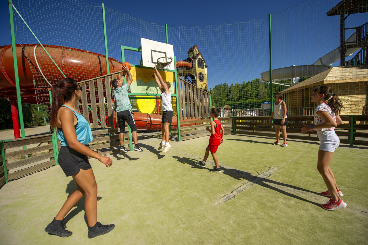 Basketball, toboggans aquatiques au camping CAPFUN Temps Libre � BOUGE CHAMBALUD.