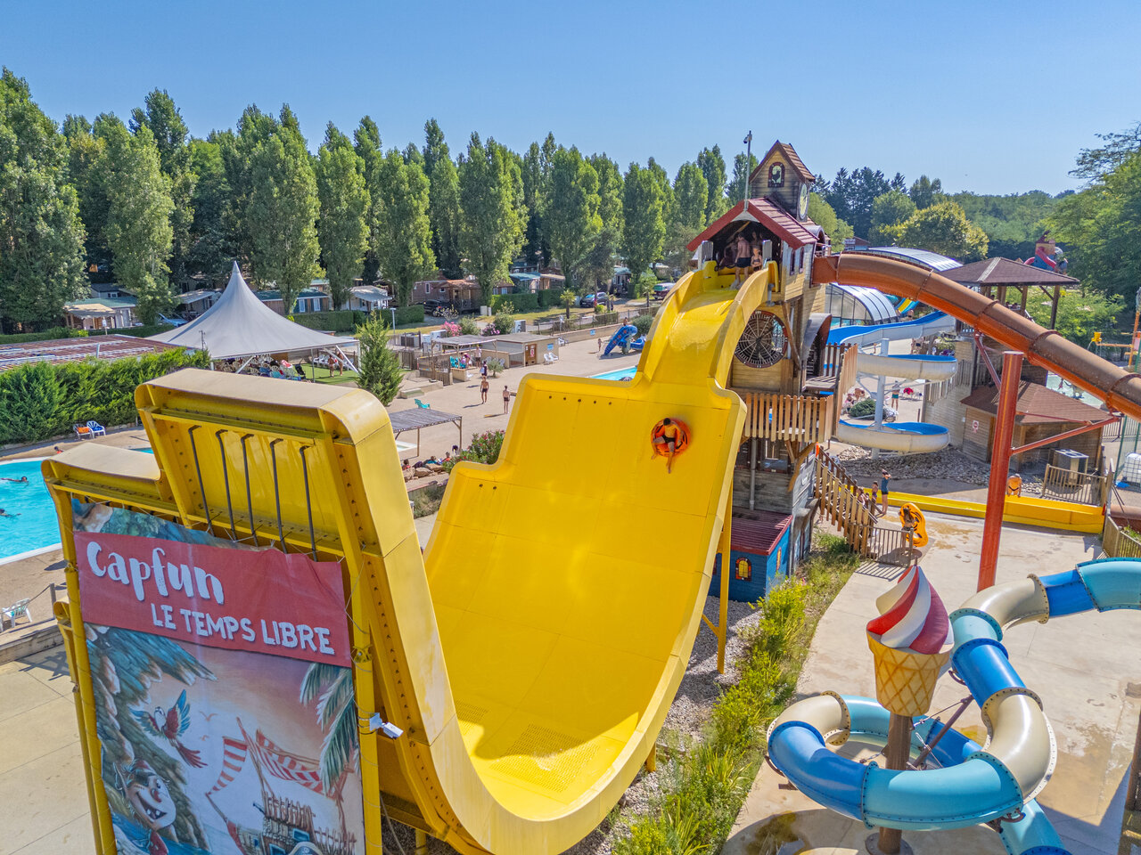 Toboggan g�ant, piscine ext�rieure au camping CAPFUN Temps Libre � BOUGE CHAMBALUD (38).