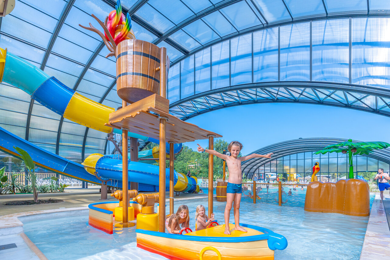 Toboggans, seau g�ant, enfants au CAPFUN Temps Libre � BOUGE CHAMBALUD (38).