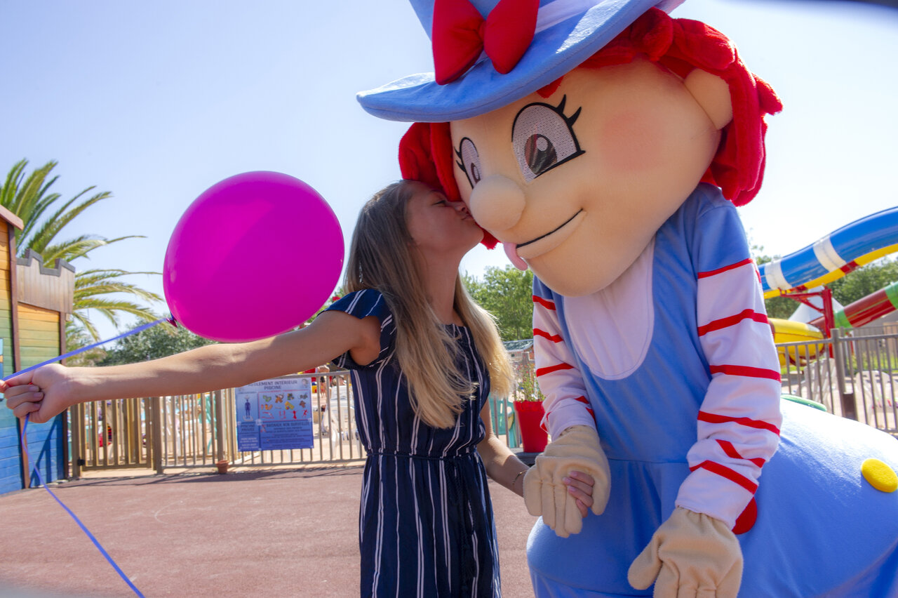 Enfant embrassant mascotte, ballon rose, jeux au camping CAPFUN Temps Libre � BOUGE CHAMBALUD.