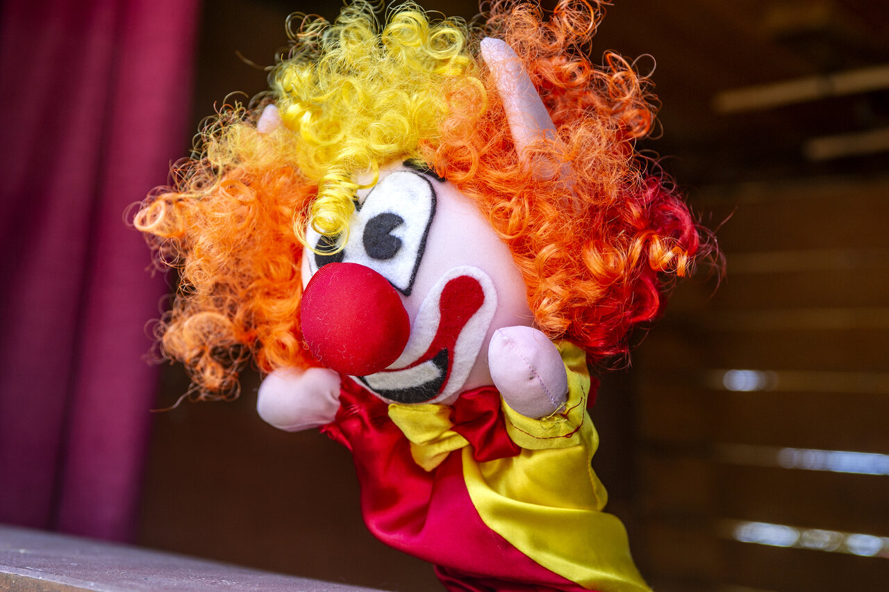 Marionnette de clown color�e pour spectacle d'animation au camping CAPFUN Temps Libre � BOUGE CHAMBALUD (38).