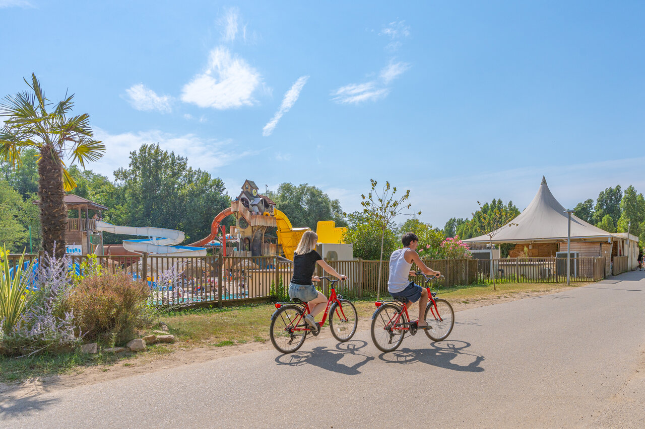 Parc aquatique, toboggans et cyclistes au camping CAPFUN Temps Libre � BOUGE CHAMBALUD (38).