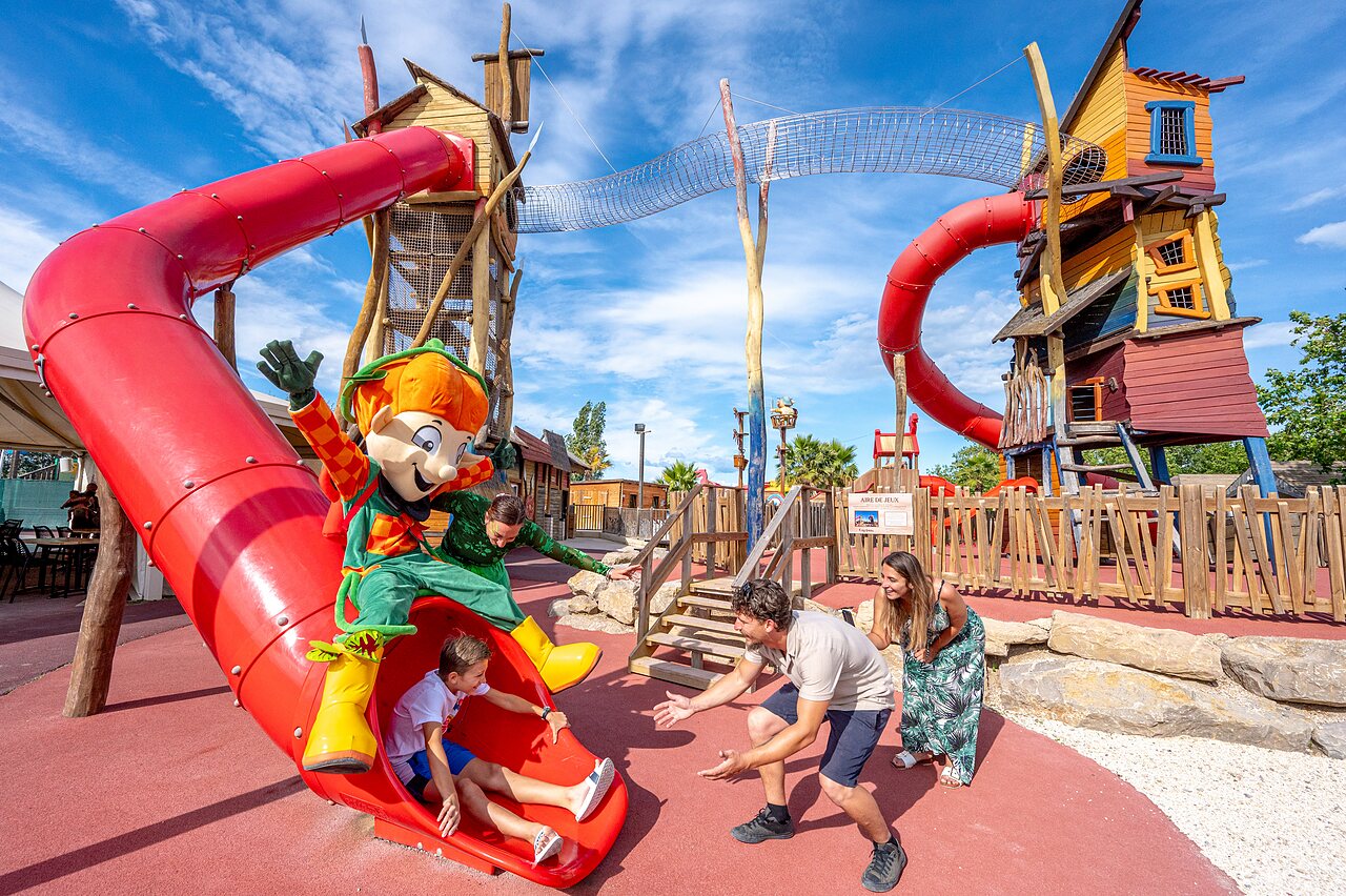 Aire de jeux g�ante avec toboggans et mascotte au camping CAPFUN Teorix � MARSEILLAN PLAGE (34).