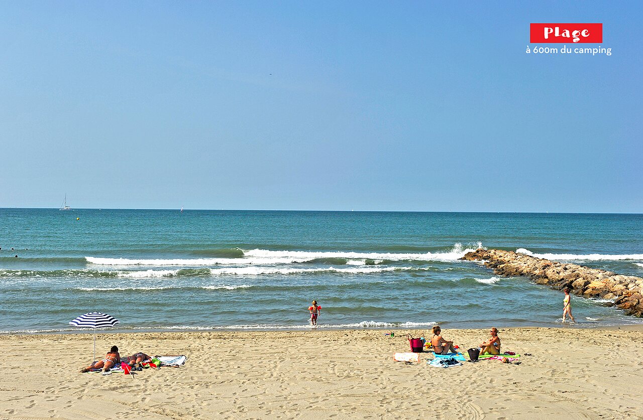Plage de sable fin, mer et baigneurs au camping CAPFUN Teorix � MARSEILLAN PLAGE.