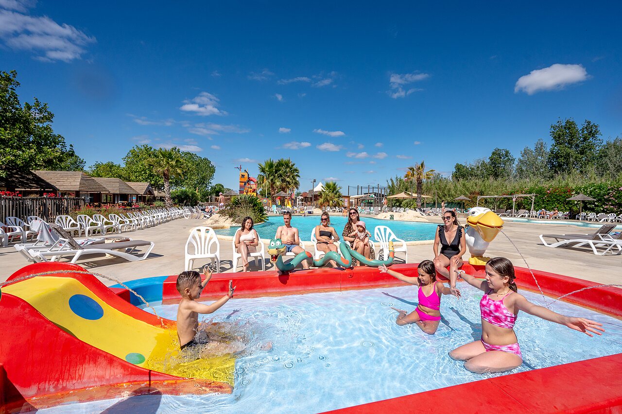 Piscine enfants avec toboggan et grand bassin au camping CAPFUN Teorix � MARSEILLAN PLAGE.