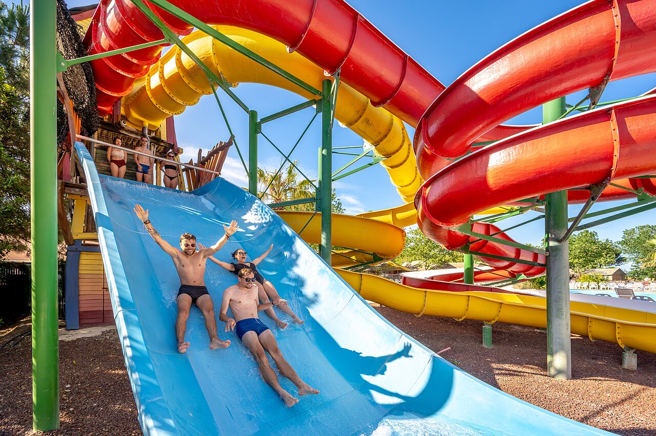 Toboggans aquatiques et vacanciers joyeux au camping CAPFUN Teorix � MARSEILLAN PLAGE (34).