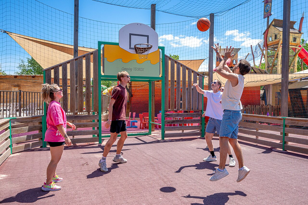 Basketball sur terrain multisport au camping CAPFUN Teorix � MARSEILLAN PLAGE (34).