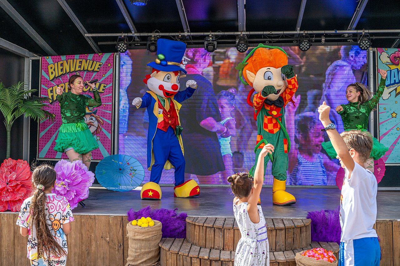 Spectacle d'animation avec mascottes et enfants sur sc�ne au camping CAPFUN Teorix � MARSEILLAN PLAGE.