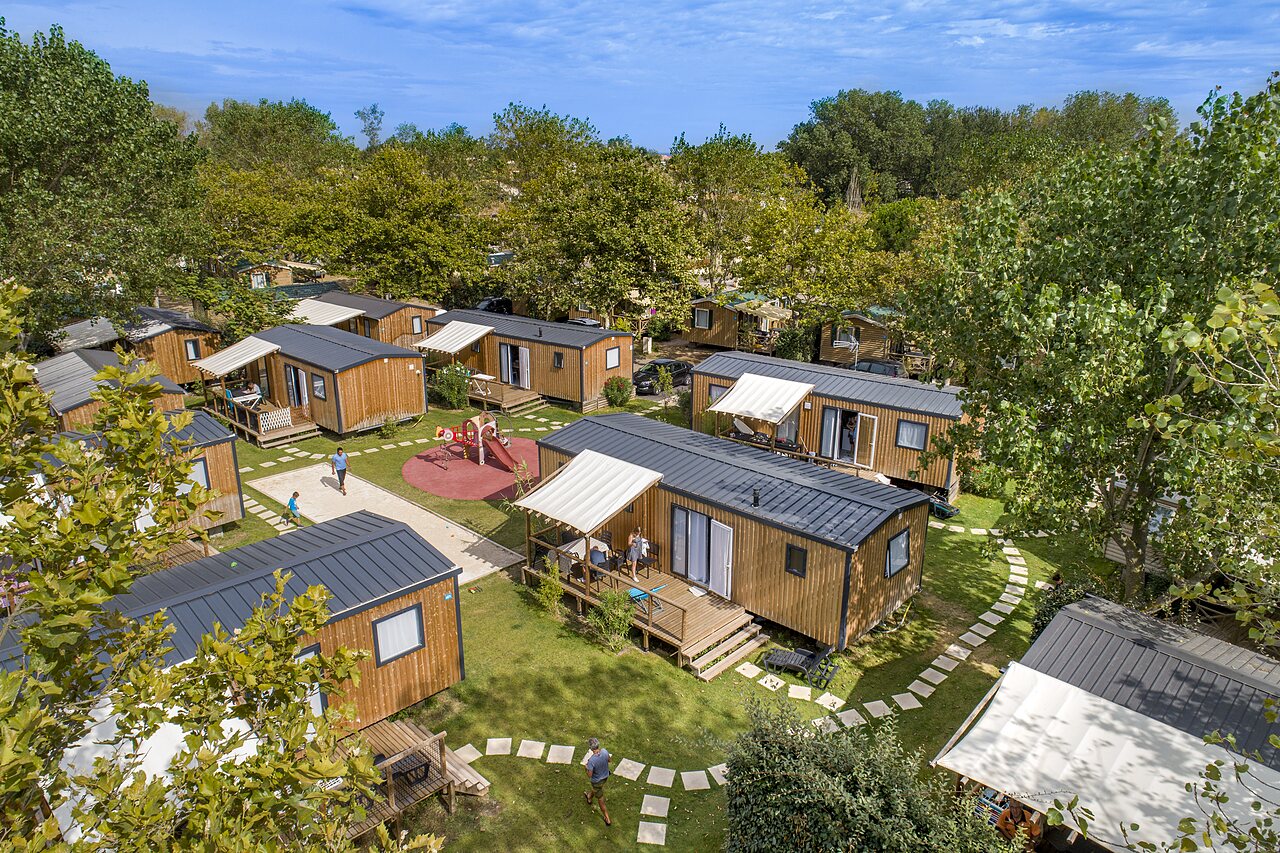 Mobil-homes modernes, aire de jeux et all�es verdoyantes au camping CAPFUN Teorix � MARSEILLAN PLAGE (34).