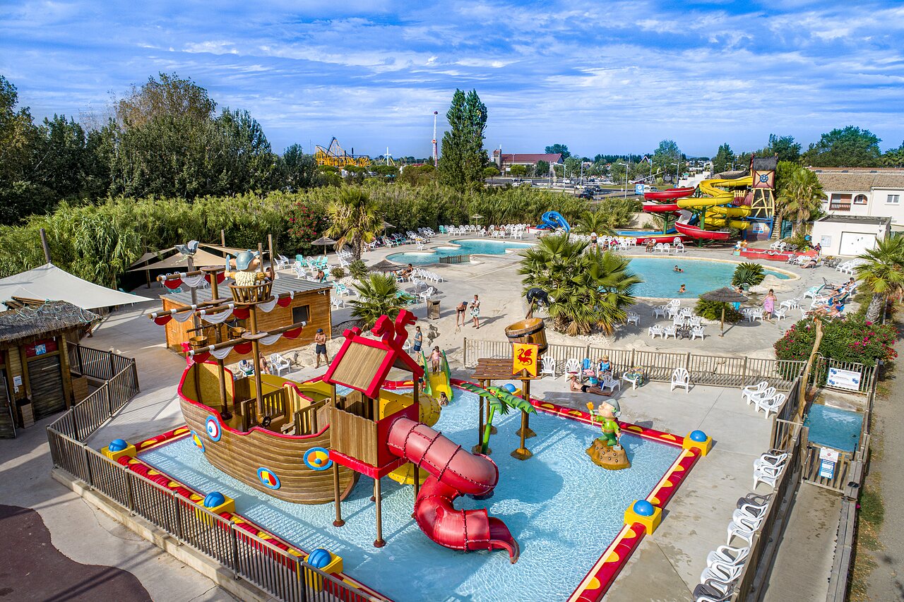 Parc aquatique avec toboggans, piscine et bateau pirate au camping CAPFUN Teorix � MARSEILLAN PLAGE (34).