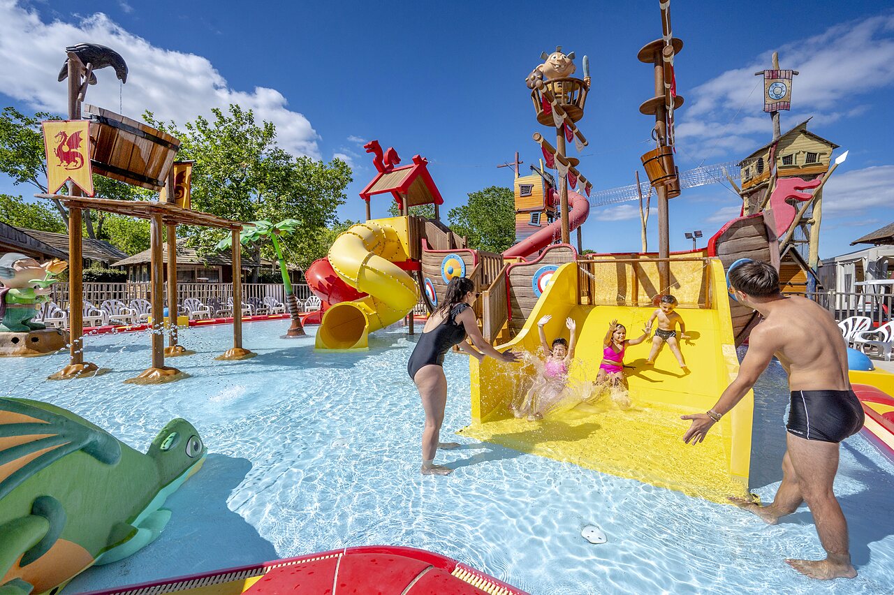 Espace aquatique th�matique avec toboggans et jeux d'eau au camping CAPFUN Teorix � MARSEILLAN PLAGE (34).