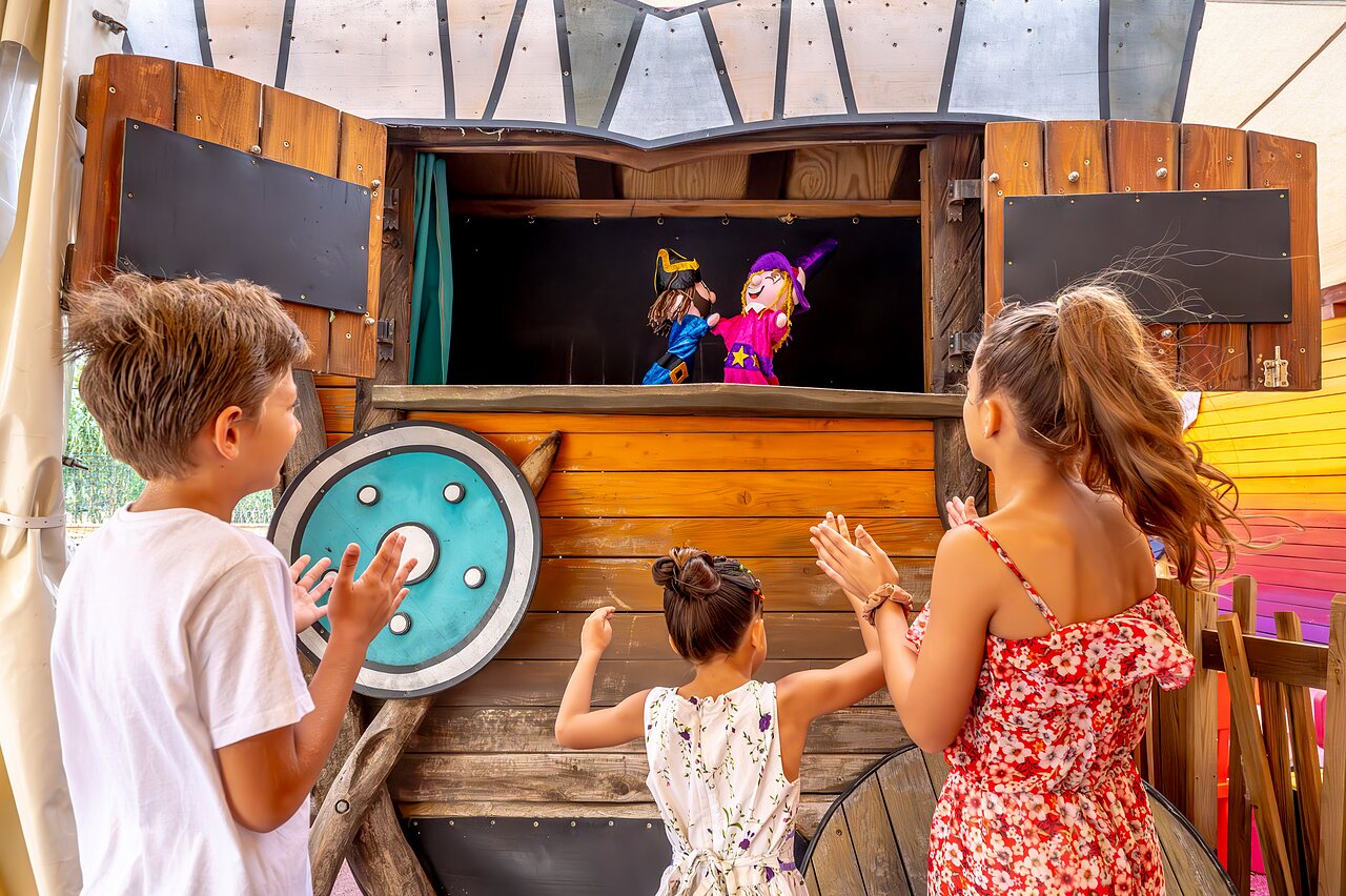 Spectacle de marionnettes pour enfants sur sc�ne au camping CAPFUN Teorix � MARSEILLAN PLAGE (34).