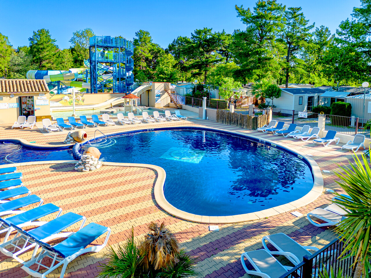 Piscine ext�rieure avec toboggans aquatiques et transats au camping CLICOCHIC Texas � Argel�s sur Mer (66).