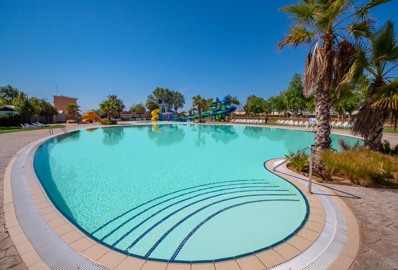 Grande piscine ext�rieure avec toboggans aquatiques au camping CAPFUN Tordera-Nacions � Malgrat de Mar.