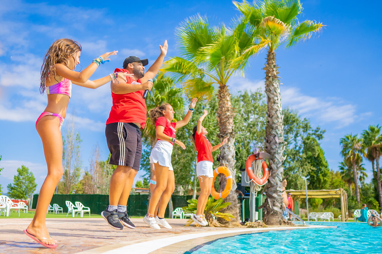 Animation dynamique pr�s de la piscine au camping CAPFUN Tordera-Nacions.