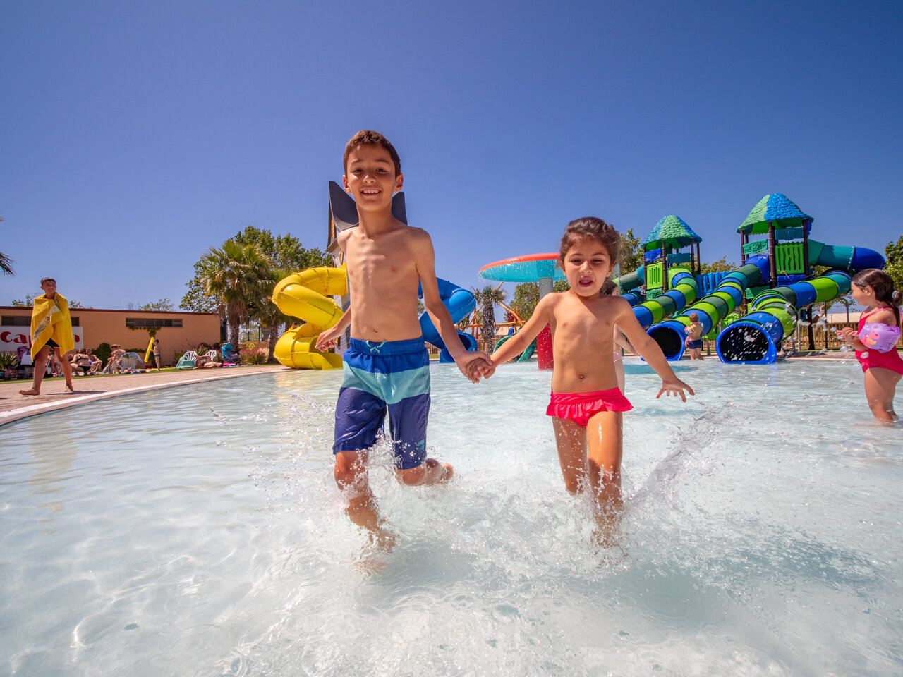 Enfants s'�claboussant dans la piscine, toboggans aquatiques, camping CAPFUN Tordera-Nacions � Malgrat de Mar.