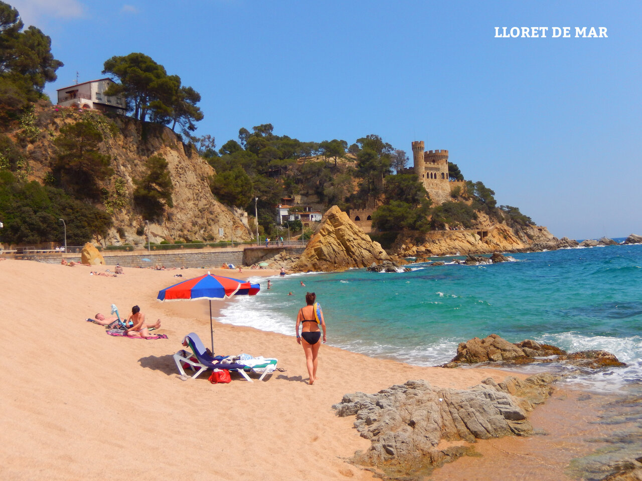 Plage de sable fin et ch�teau m�di�val � visiter � Lloret de Mar.