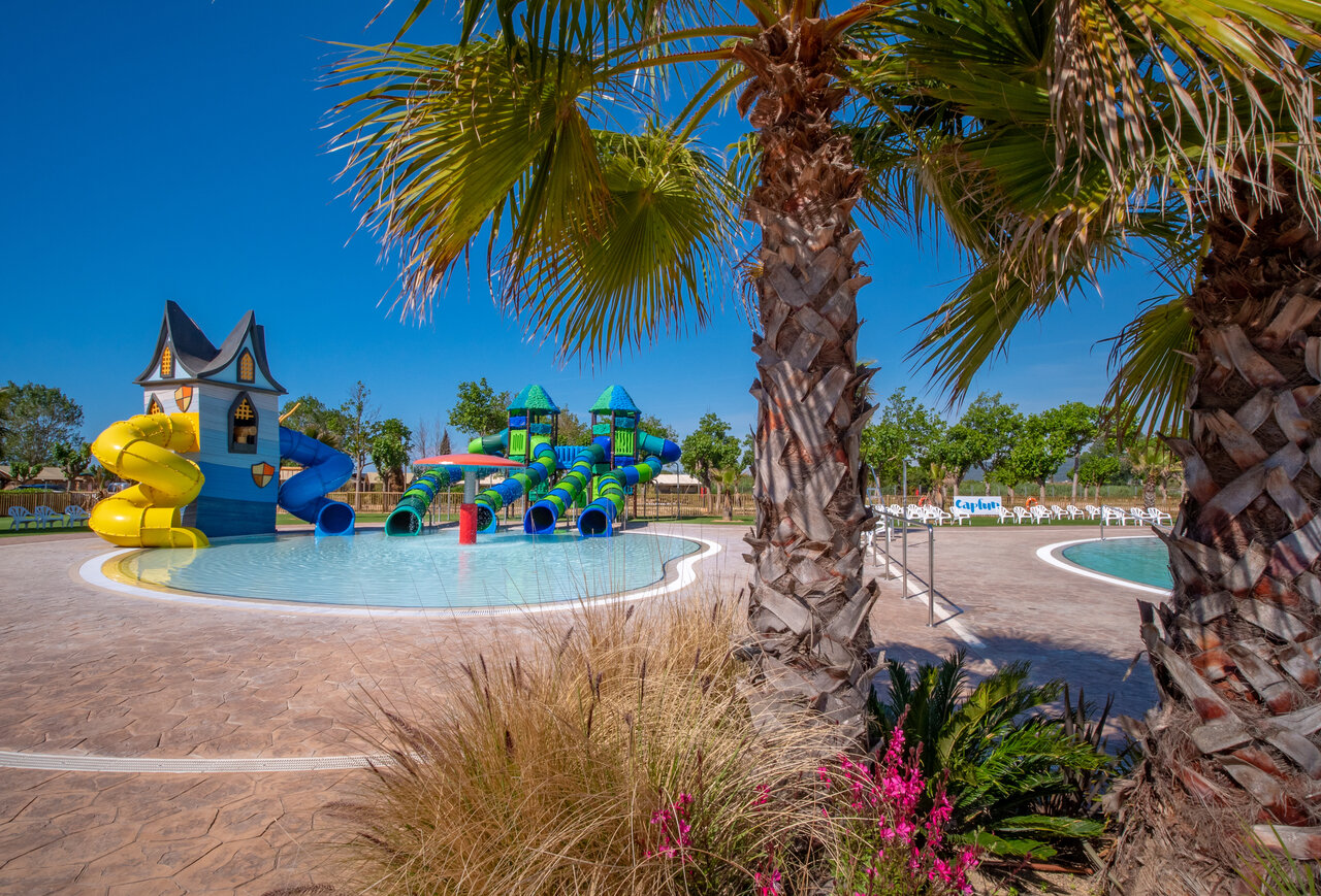 Espace aquatique avec toboggans color�s et piscine pour enfants au camping CAPFUN Tordera-Nacions � Malgrat de Mar (08).