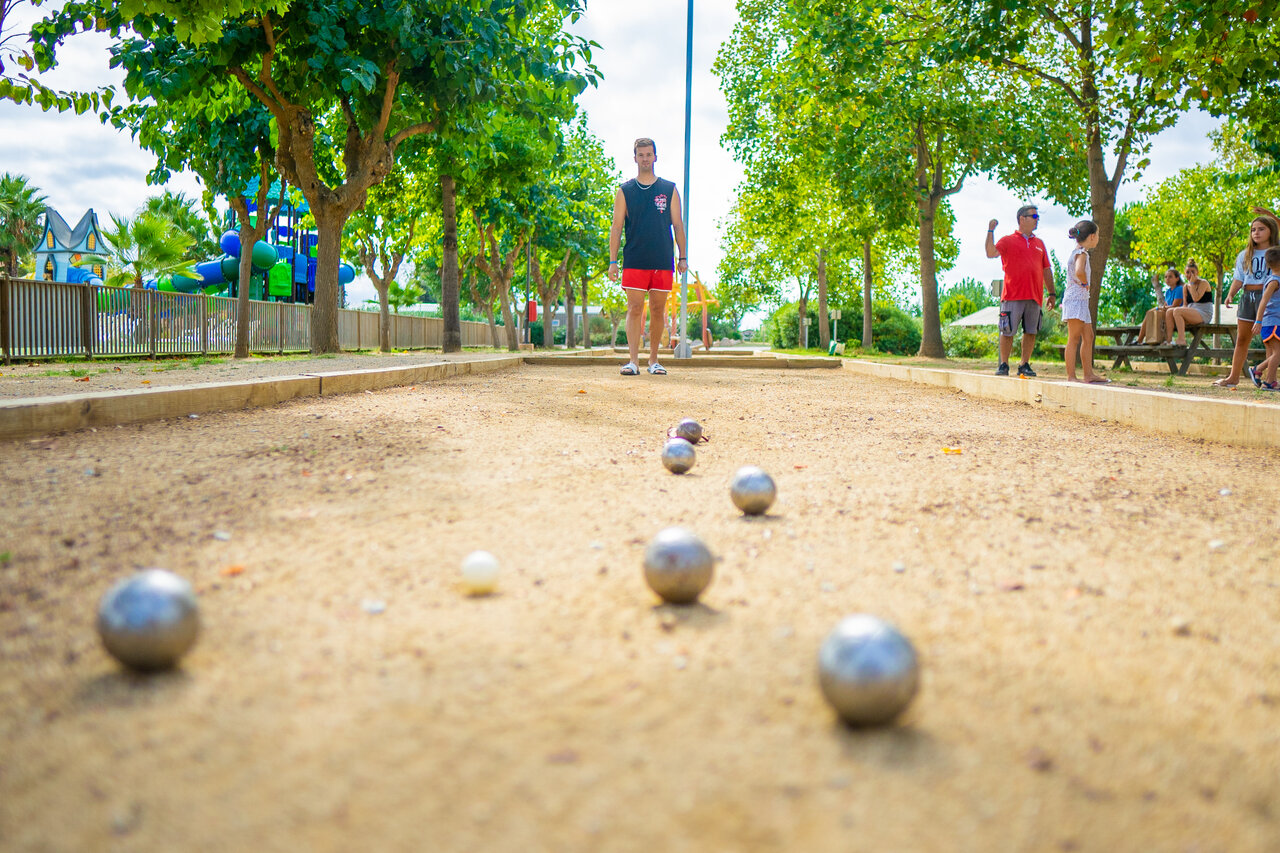 Terrain de p�tanque avec joueurs et boules au camping CAPFUN Tordera-Nacions � Malgrat de Mar (08).