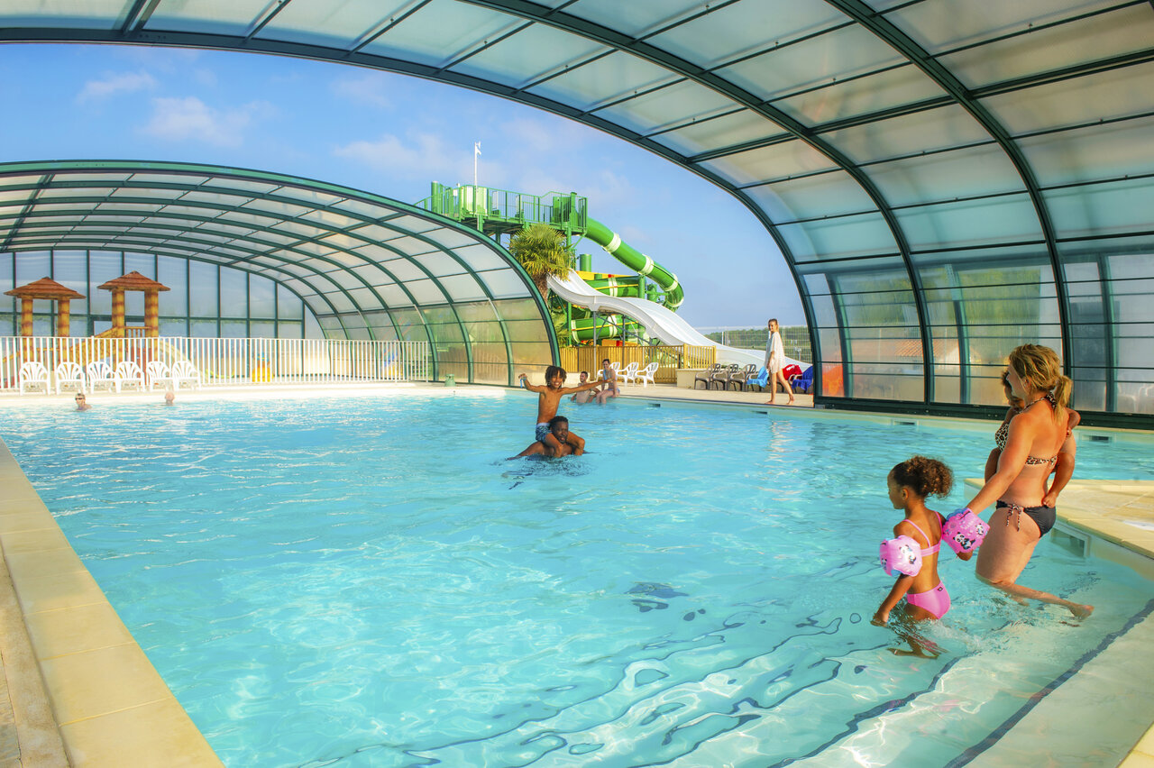 Piscine couverte, toboggan aquatique et jeux enfants au camping CAPFUN Celeste � Breuillet (17).