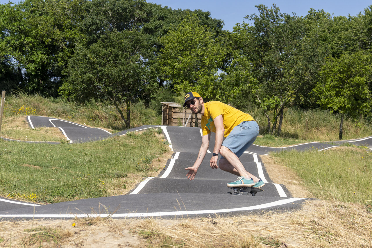 Homme en skateboard sur le pump track moderne au camping CAPFUN Celeste � Breuillet (17).